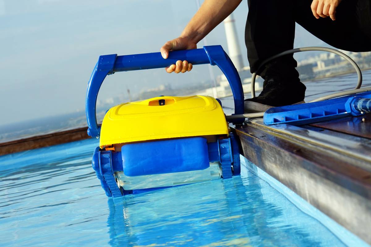 Robot de piscine électrique ou hydraulique : comment faire le bon choix ?