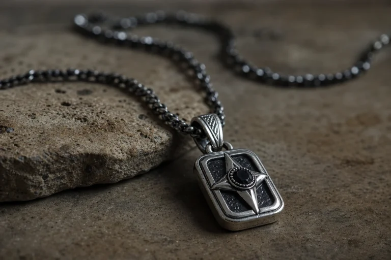 Collier homme avec pendentif : l’accessoire indispensable pour une allure élégante